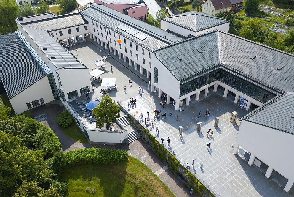 Blick auf die Zentralbibliothek und den Mensavorplatz