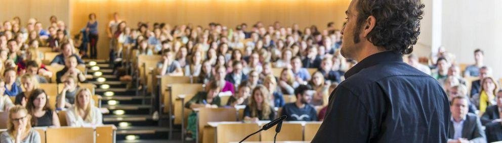 Studierende während einer Großveranstaltung im Hörsaal