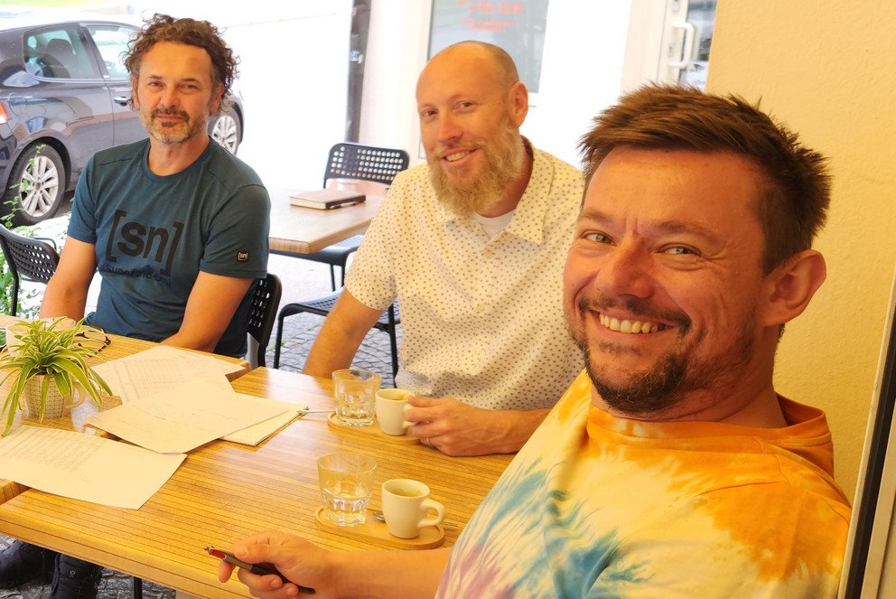 [Translate to Englisch:] Prof. Dr. Harry Haupt (links), Prof. Dr. Daniel J. Henderson (Mitte) und Dr. Joachim Schnurbus (rechts)