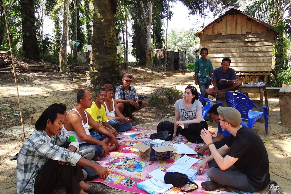 Forschende im Gespräch mit Bauern in Indonesien. Foto: Matin Qaim    