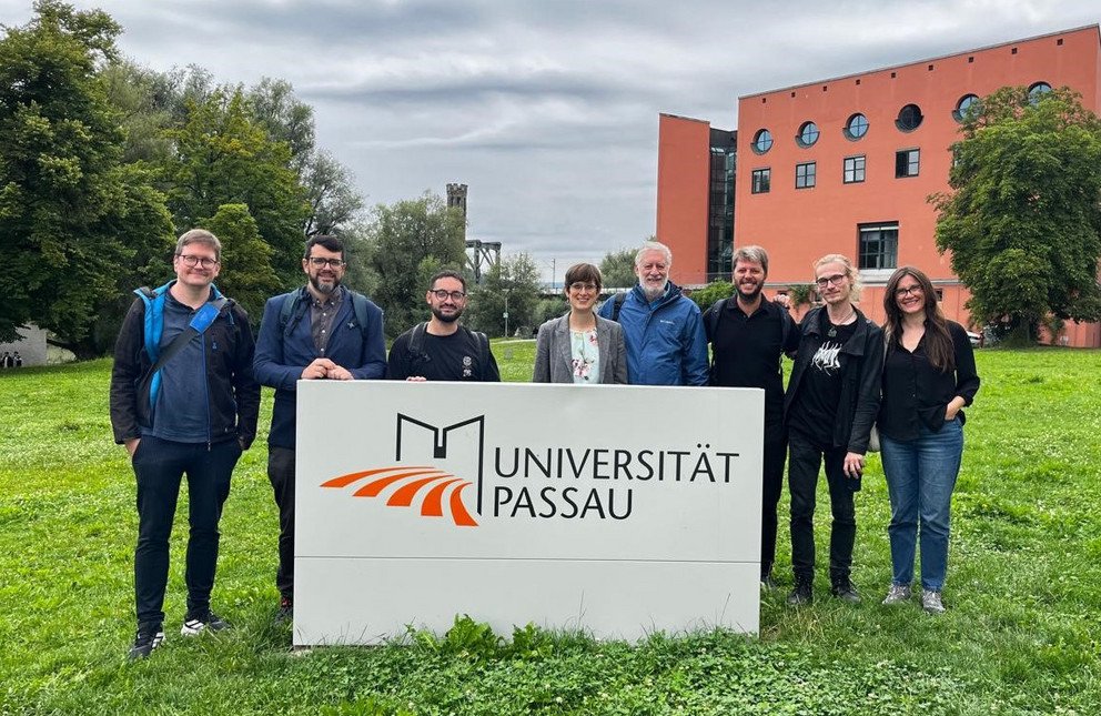 [Translate to Englisch:] Gruppenfoto Teilnehmende