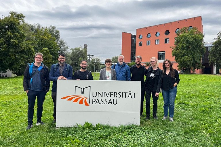 [Translate to Englisch:] Gruppenfoto Teilnehmende