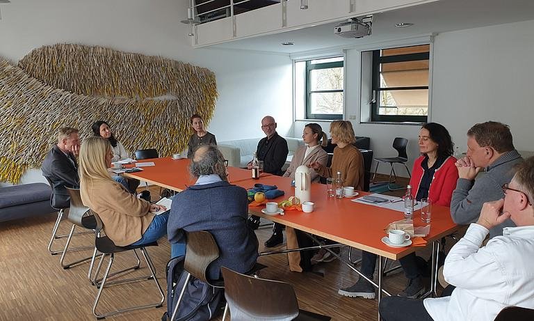 Diskutierende Menschen am Tisch