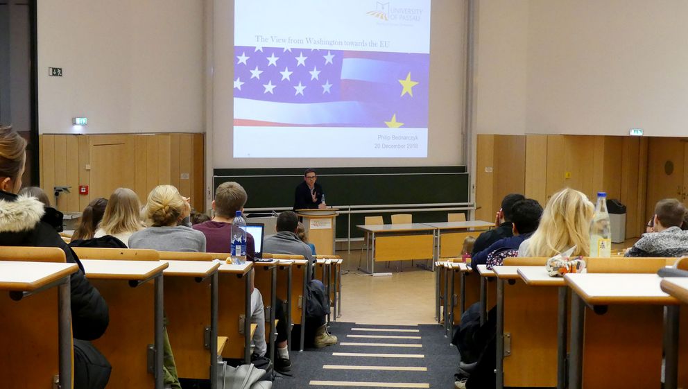 Phil Bednarczyk delivering a lecture at the University of Passau in December 2018.